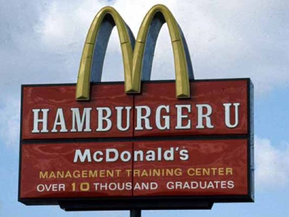 Уже более 80 000 менеджеров ресторанов «Макдональдс» прошли там обучение. И сейчас его заканчивают 5000 человек ежегодно. Университет Гамбергера основал в 1961 году Рэй Крок, а золотые арки (символ Макдональдса) придумали брать Макдональды