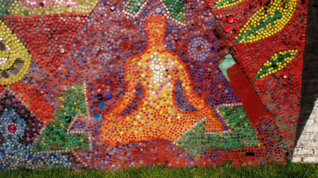 Мозаика из пробок - фигура медитирующего человека, а может, и самого Будды.