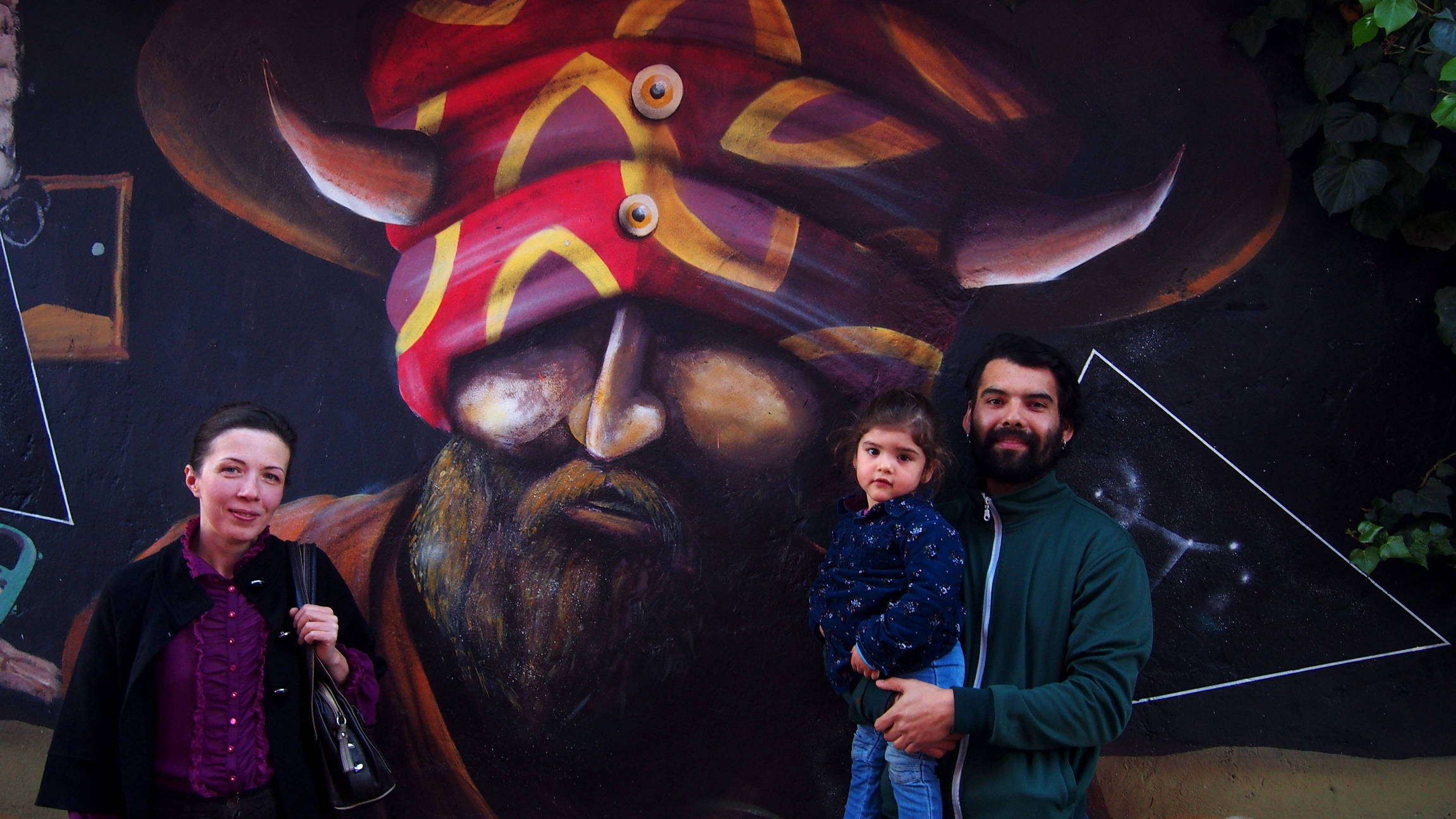 Родриго с Оливией и я на фоне только что завершенного граффити.