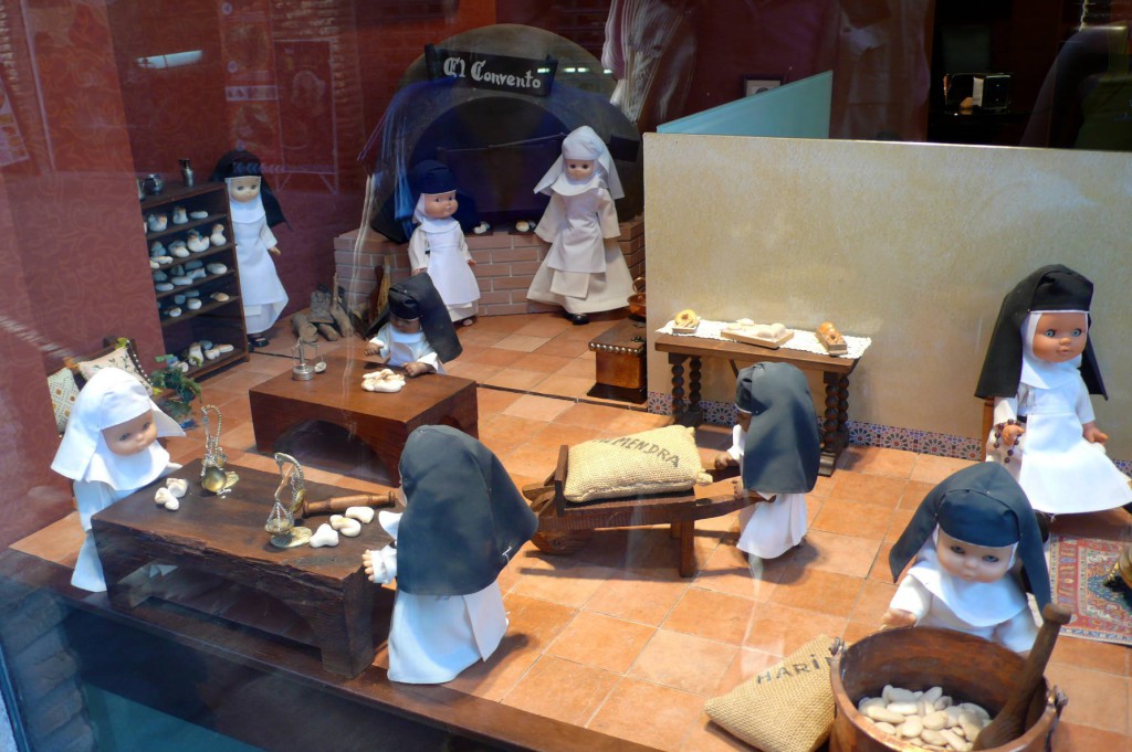 В старинном испанском городе Толедо (город-сказка, который непременно нужно посетить) на одной из улиц мы увидели такую витрину. Это уютная кондитерская, где выпечку и десерты готовят монашки. 